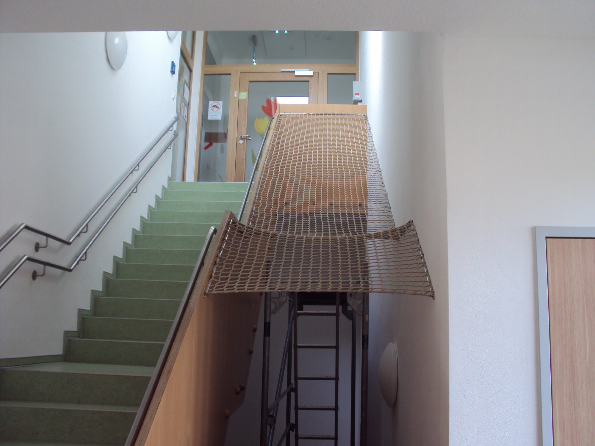 Schutznetz Schule Geländer Absicherung Treppenhaus